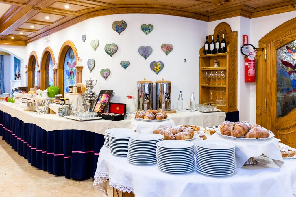 Hotel Vienna San Martino Di Castrozza Eksteriør billede
