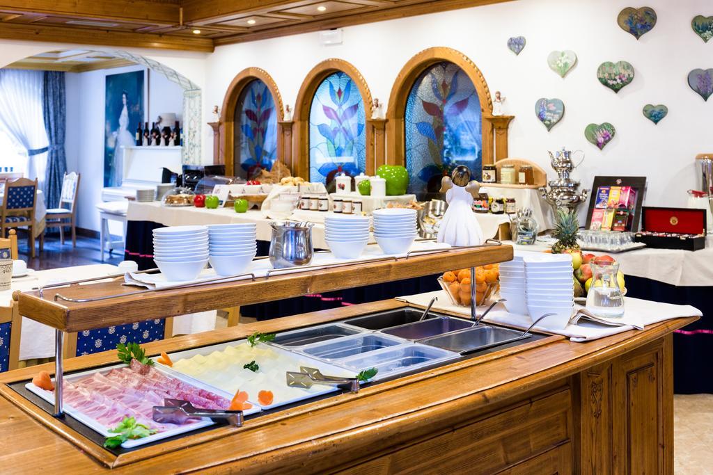 Hotel Vienna San Martino Di Castrozza Eksteriør billede