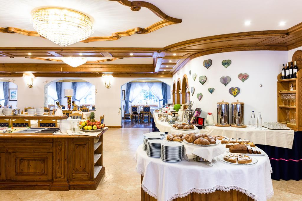 Hotel Vienna San Martino Di Castrozza Eksteriør billede