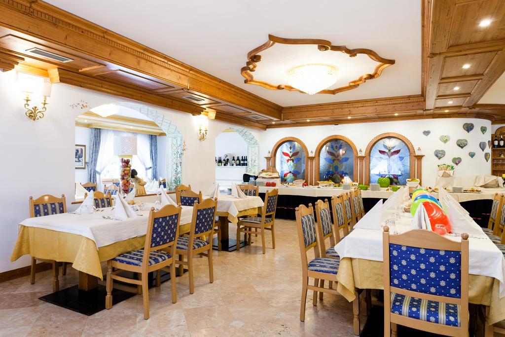 Hotel Vienna San Martino Di Castrozza Eksteriør billede