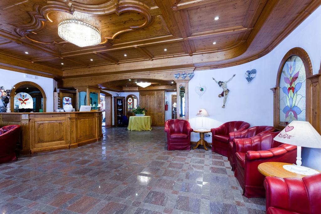Hotel Vienna San Martino Di Castrozza Eksteriør billede
